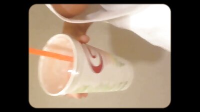 Chica flaca de pelo castaño intenta su mano abuelas peludas cojiendo en la garganta mamada.